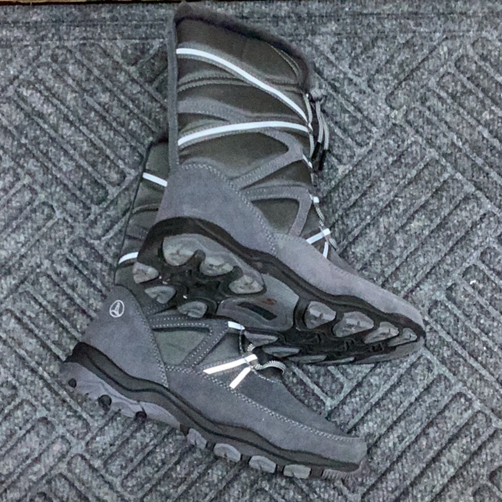 Women’s Lands End Snow Boots - Picture 2 of 4